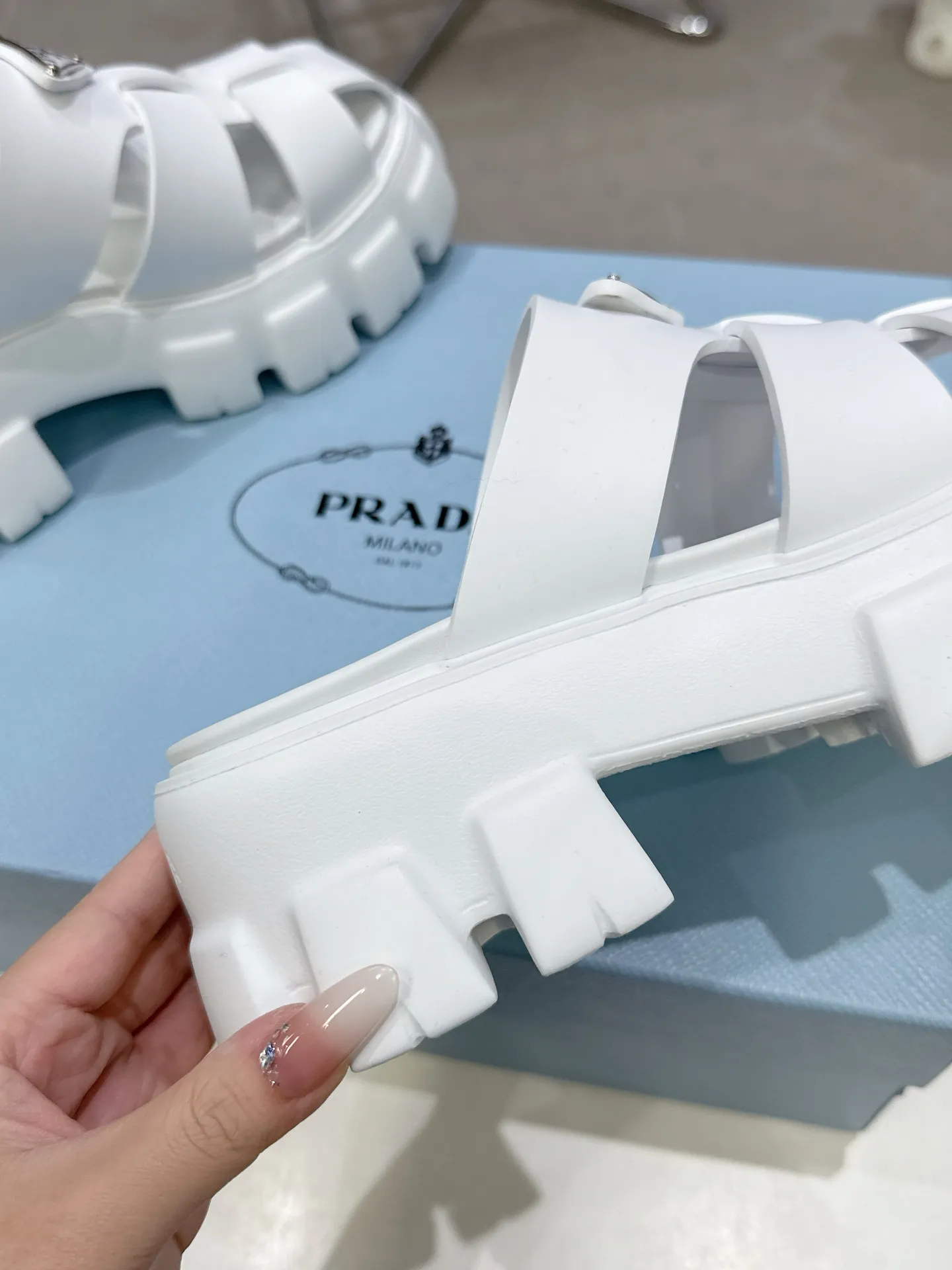👟👟Ex-factory price 460👟👟 2025 exclusive version super hot🎊🎊🎊prada Prada triangular buckle serrated Roman thick-soled rubber foam ultra-light sandals are retro, fashionable and avant-garde, the upper perfectly restores the original craftsmanship, making the whole pair of shoes light and comfortable, full of holiday feel, bright colors💐💐💐💐 A variety of choices to satisfy fashionable people of different styles! The iconic metal triangle logo is paired with the shape of ancient beach sandals. Every design element is fashionable! Code number 35-40​
